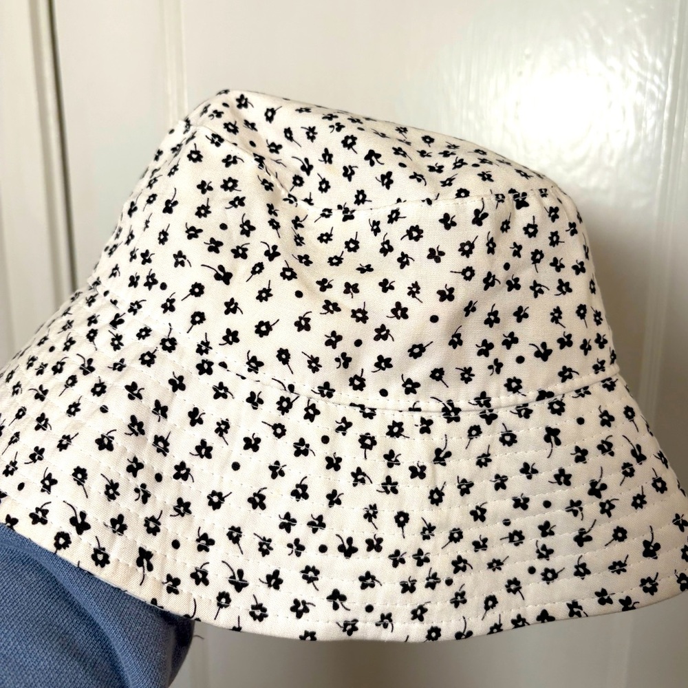 Black and white flower bucket hat.